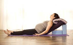 the-best-yoga-poses-for-pregnant-women-corpse-pose-resting-on-the-side